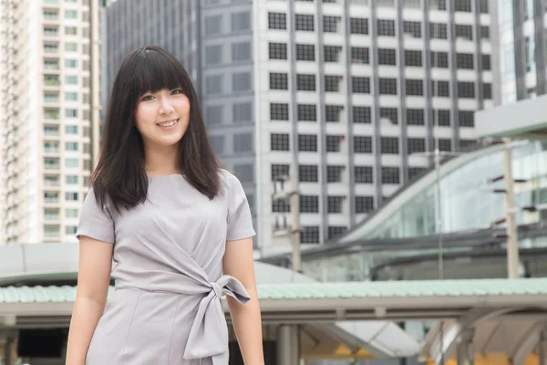 若いアジアの美しさの女性カジュアル ドレスの背景の稼働日屋外光 — ストック写真