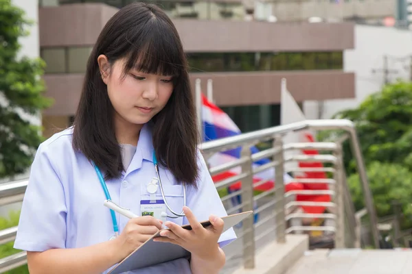 Mujer Asiática Médico Blanco Camisa Traje Con Estetón Alcance Trabajo —  Fotos de Stock