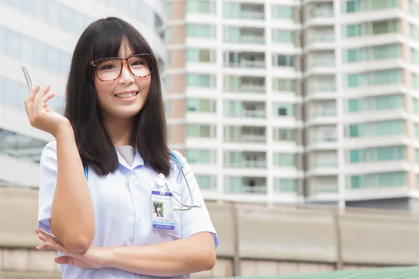 アジア女医ホワイト シャツに作業屋外病院 Stetho スコープと合わせてください — ストック写真