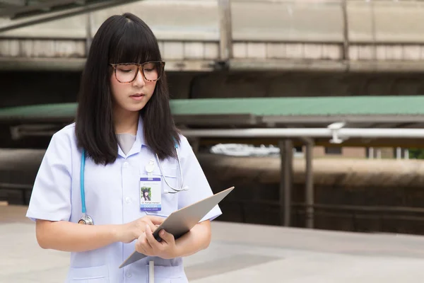 Mujer Asiática Médico Blanco Camisa Traje Con Estetón Alcance Trabajo —  Fotos de Stock