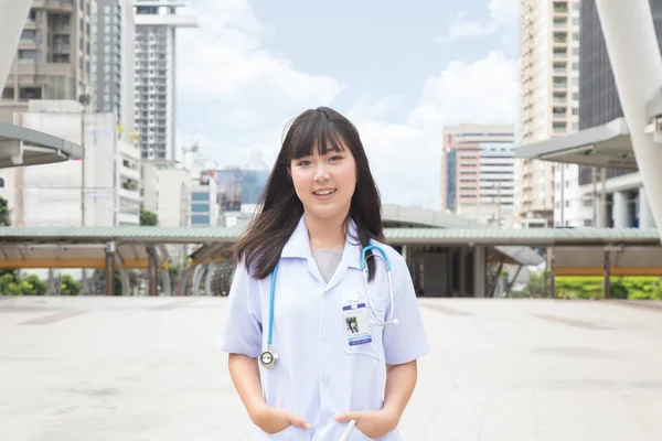アジア女医ホワイト シャツに作業屋外病院 Stetho スコープと合わせてください — ストック写真