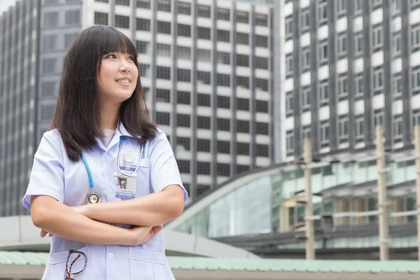 Kvinde Asiatisk Læge Hvid Skjorte Jakkesæt Med Stetoskop Arbejder Udendørs - Stock-foto