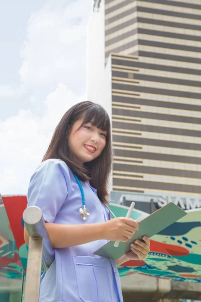 Mujer Asiática Médico Blanco Camisa Traje Con Estetón Alcance Trabajo —  Fotos de Stock