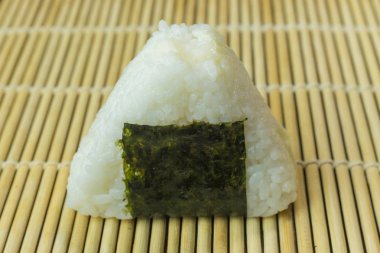 Japon yemekleri Onigiri beyaz pirinç üçgen veya silindirik şekiller içine kurulan ve sık sık nori içinde sarılmış.