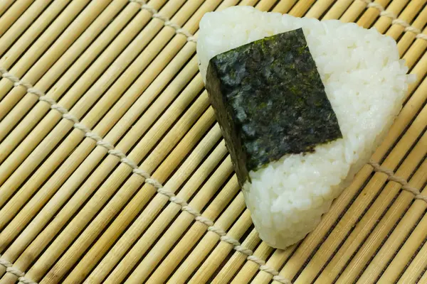 日本食品饭团白米形成三角形或圆柱形 经常包裹在紫菜 — 图库照片