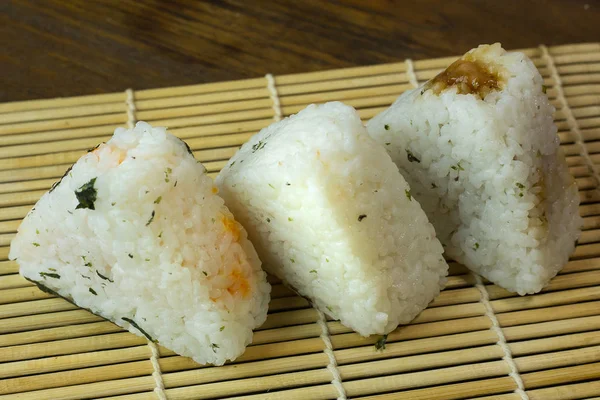 Cibo Giapponese Onigiri Riso Bianco Formato Forme Triangolari Cilindriche Spesso — Foto Stock