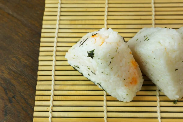 日本食品饭团白米形成三角形或圆柱形 经常包裹在紫菜 — 图库照片