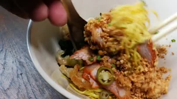 Noodle Wontonwith Rode Geroosterde Varkensvlees Straatvoedsel Thailand — Stockvideo