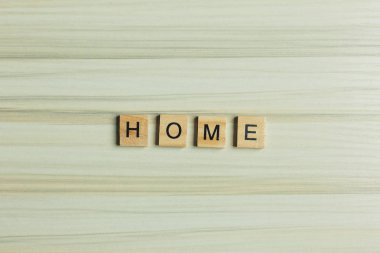 Ahşap plaka arka plan ev kelime.