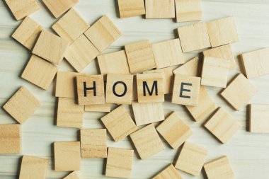 Ahşap plaka arka plan ev kelime.