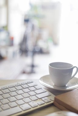  iş istasyonu office düz ahşap masa görüntü arka planı için lay.