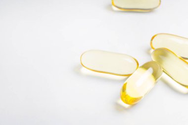 Balık yağı kapsül görüntü beyaz arka plan üzerinde Kapat.