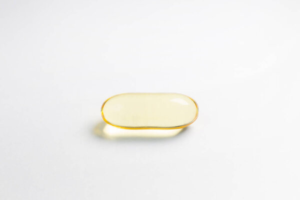 капсула рыбного жира закрыть изображение на белом фоне
.