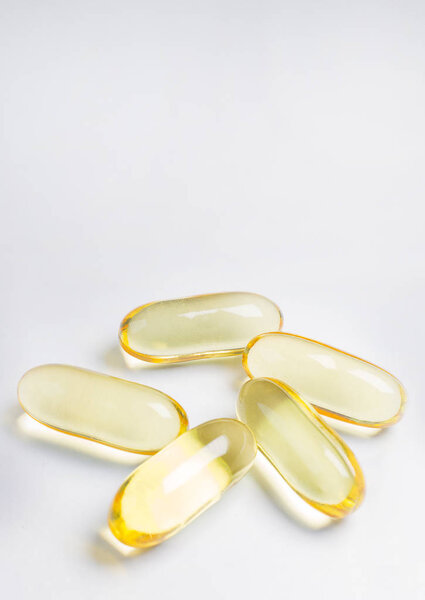 капсула рыбного жира закрыть изображение на белом фоне
.