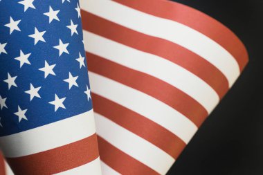 Gaziler günü kavramı Amerika Birleşik Devletleri bayrağı siyah arka plan üzerine