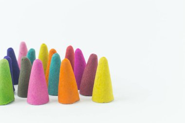 Tütsü koni arka plan için tüy ile bir stand.