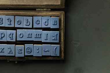 Tahta ıstampayla alfabe yakın çekim görüntü arka planı için.