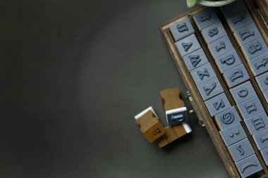 Tahta ıstampayla alfabe yakın çekim görüntü arka planı için.