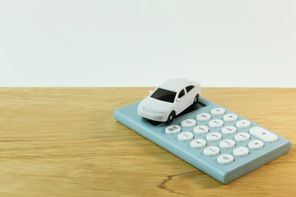 Kalkulator Niebieski Biały Samochód Zabawka Białe Tło — Zdjęcie stockowe