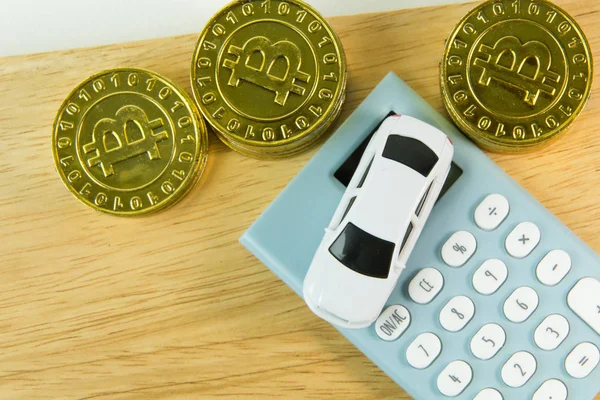 Das weiße Autospielzeug und der blaue Taschenrechner weißer Hintergrund — Stockbild Das Weiße Autospielzeug Und Der Blaue Taschenrechner Weißer Hintergrund — Stockfoto