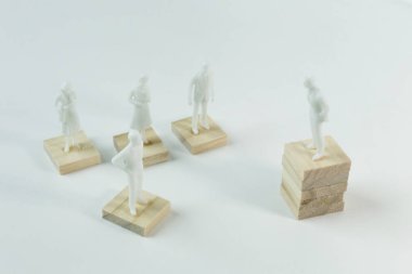 Beyaz insan minyatür ahşap plaka üzerinde görüntü kadar kapatın.