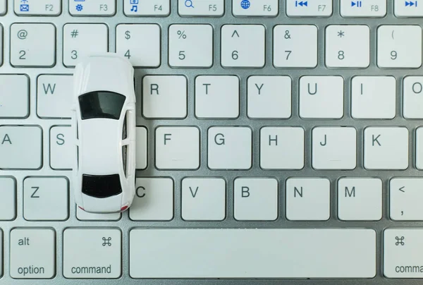 컴퓨터 키보드에 장난감 자동차 가까이 이미지 — 스톡 사진