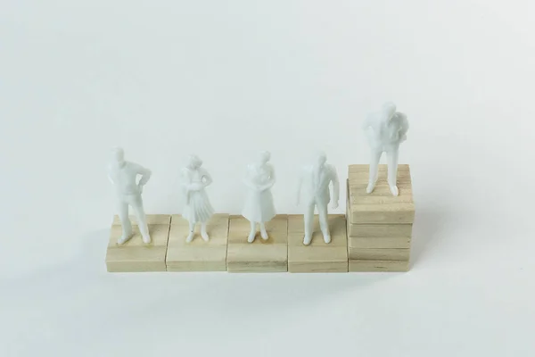 Белая Человеческая Миниатюра Деревянной Пластине — стоковое фото