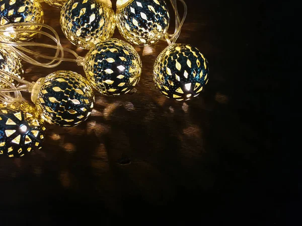 Φώτα Των Χριστουγέννων Μπάλα Διακόσμηση Στο Τραπέζι Από Ξύλο — Φωτογραφία Αρχείου