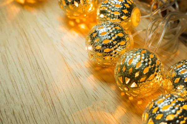 Φώτα Των Χριστουγέννων Χρυσό Μπάλα Διακόσμηση Στο Τραπέζι Από Ξύλο — Φωτογραφία Αρχείου