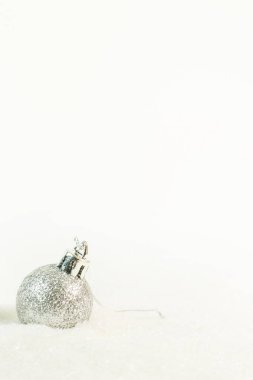 Kar görüntü arka plan üzerinde Noel top.