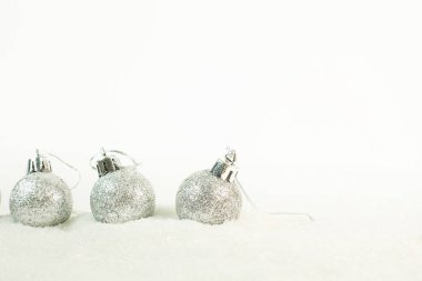 Kar görüntü arka plan üzerinde Noel top.