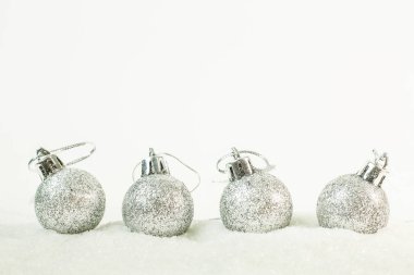 Kar görüntü arka plan üzerinde Noel top.