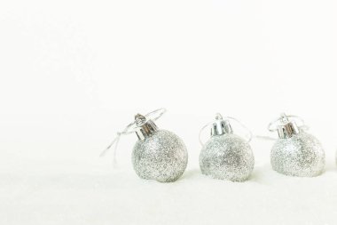 Kar görüntü arka plan üzerinde Noel top.