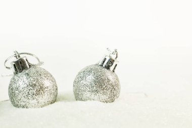 Kar görüntü arka plan üzerinde Noel top.