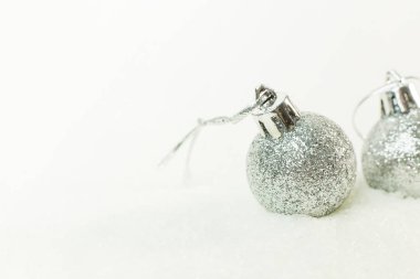 Kar görüntü arka plan üzerinde Noel top.