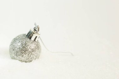 Kar görüntü arka plan üzerinde Noel top.