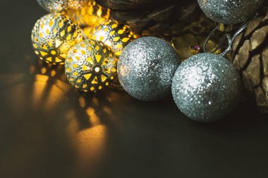 Noel top ve çam kozalakları siyah arka plan üzerine.