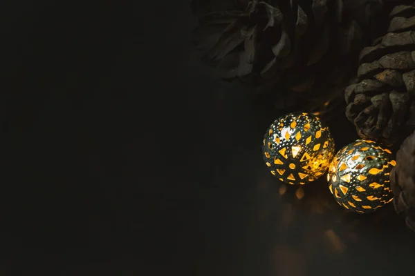 Labdát Karácsonyi Fenyőtobozok Fekete Háttér — Stock Fotó