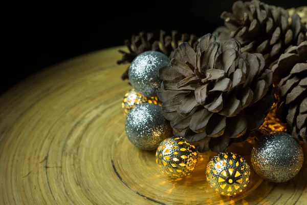 圣诞节球和松木锥在木头背景 — 图库照片