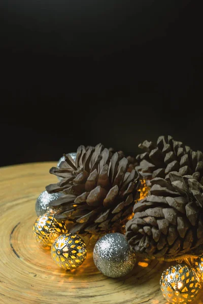 Labdát Karácsonyi Fenyőtobozok Háttér — Stock Fotó