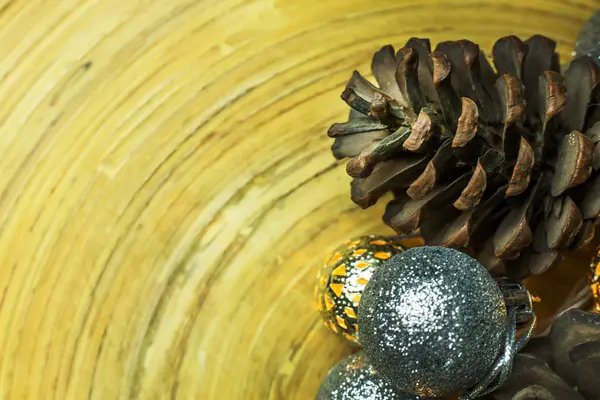 Weihnachtskugel Und Tannenzapfen Auf Holz Hintergrund — Stockfoto