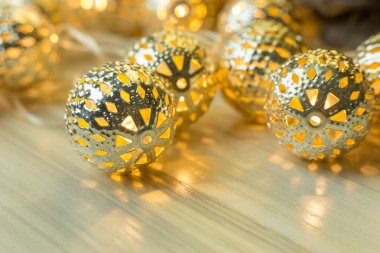 Beyaz ahşap masa zemin üzerine altın Noel top.