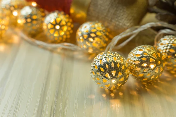 Zlaté Vánoční Koule Pozadí Bílé Dřevo Stolu — Stock fotografie