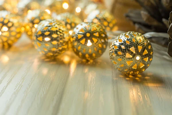 白い木製テーブル背景にゴールドのクリスマス ボール — ストック写真