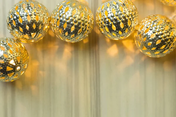 Oro Palla Natale Sfondo Tavolo Legno Bianco — Foto Stock