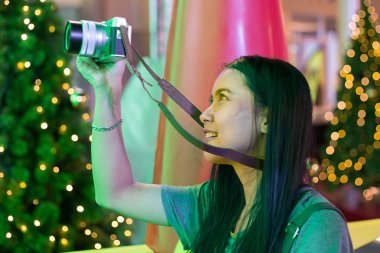 Kutlama Noel tatil zaman kadında genç Asya. 