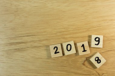 Ahşap plaka üzerinde kutlama zaman yeni yıl 2019