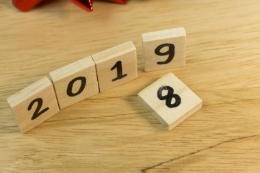 Ahşap plaka üzerinde kutlama zaman yeni yıl 2019