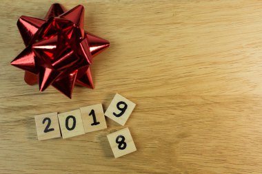 Ahşap plaka üzerinde kutlama zaman yeni yıl 2019