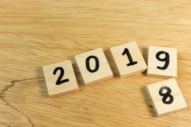 Ahşap plaka üzerinde kutlama zaman yeni yıl 2019